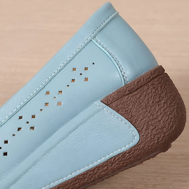 Gros plan sur une ballerine en cuir bleu clair perforé, avec une semelle marron texturée. Chaussure d'été confortable et aérée, détail de couture visible., 45286644777141,45286644809909,45286644842677,45286644875445,45286644908213,45286644940981,45286644973749,45286645006517,45286645039285,45286645072053,45286645104821,45286645137589,45286645170357,45286645203125,45286645235893,45286645268661,45286645301429,45286645334197,45286645366965,45286645399733,45286645432501,45286645465269,45286645498037,45