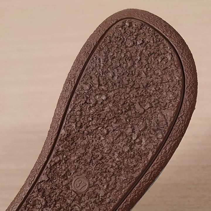Semelle de chaussure marron avec texture et numéro de taille (37) visible. Détail de la surface antidérapante pour une meilleure adhérence., 45286644777141,45286644809909,45286644842677,45286644875445,45286644908213,45286644940981,45286644973749,45286645006517,45286645039285,45286645072053,45286645104821,45286645137589,45286645170357,45286645203125,45286645235893,45286645268661,45286645301429,45286645334197,45286645366965,45286645399733,45286645432501,45286645465269,45286645498037,45286645530805,45286