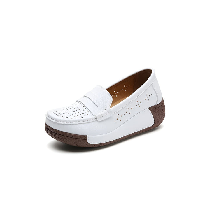 Mocassin blanc pour femme, style décontracté avec semelle compensée marron. Chaussure en cuir perforé, élégante et confortable., 45286644777141,45286644809909,45286644842677,45286644875445,45286644908213,45286644940981,45286644973749,45286645006517,45286645039285,45286645072053,45286645104821,45286645137589,45286645170357,45286645203125,45286645235893,45286645268661,45286645301429,45286645334197,45286645366965,45286645399733,45286645432501,45286645465269,45286645498037,45286645530805,45286645563573,