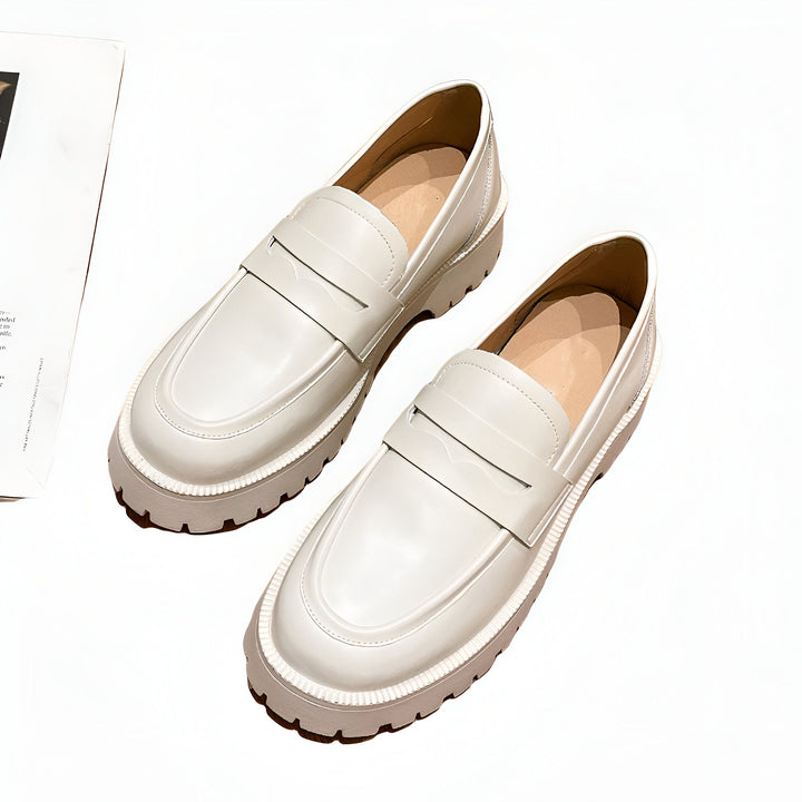 Vue rapprochée de deux mocassins blancs à semelles épaisses. Chaussures élégantes pour femmes, tendance de la mode., 45286997721269,45286997754037,45286997786805,45286997819573,45286997852341,45286997885109,45286997917877,45286997950645,45286997983413,45286998016181,45286998048949,45286998081717,45286998114485,45286998147253,45286998180021,45286998212789,45286998245557,45286998278325