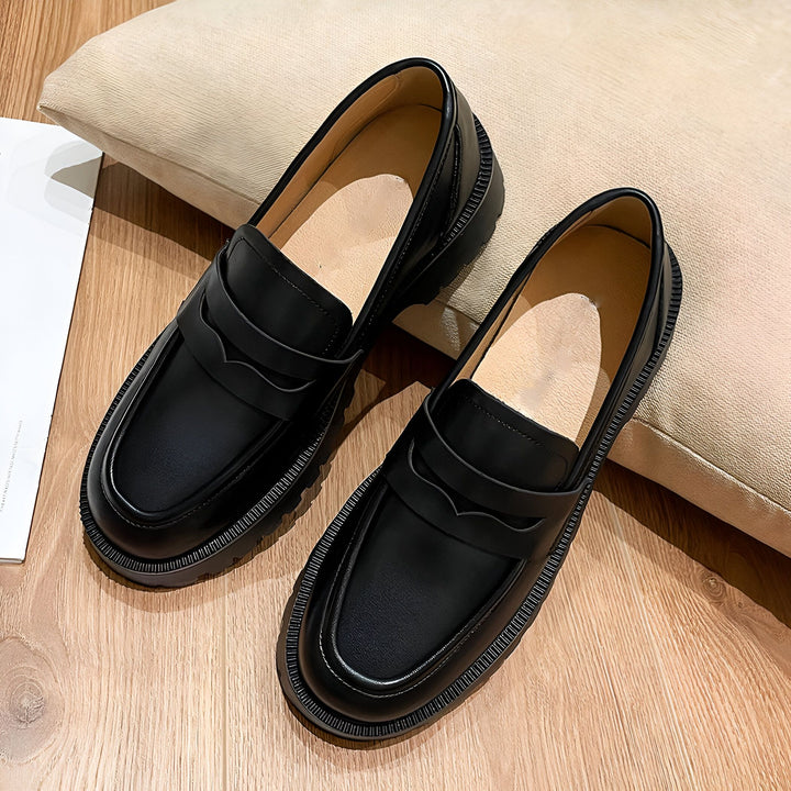 Mocassins noirs en cuir sur un sol en bois, avec un coussin beige en arrière-plan. Chaussures élégantes pour hommes ou femmes, style décontracté ou habillé. Mode et confort., 45286997721269,45286997754037,45286997786805,45286997819573,45286997852341,45286997885109,45286997917877,45286997950645,45286997983413,45286998016181,45286998048949,45286998081717,45286998114485,45286998147253,45286998180021,45286998212789,45286998245557,45286998278325