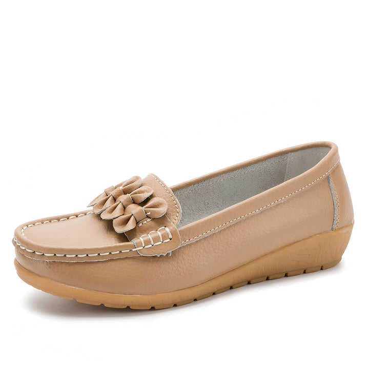 Mocassin beige pour femme avec détail floral décoratif. Chaussure décontractée, confortable et élégante., 45287013613749,45287013646517,45287013679285,45287013712053,45287013744821,45287013777589,45287013810357,45287013843125,45287013875893,45287013908661,45287013941429,45287013974197,45287014006965,45287014039733,45287014072501,45287014105269,45287014138037,45287014170805,45287014203573,45287014236341,45287014269109,45287014301877,45287014334645,45287014367413,45287014400181,45287014432949,45287014