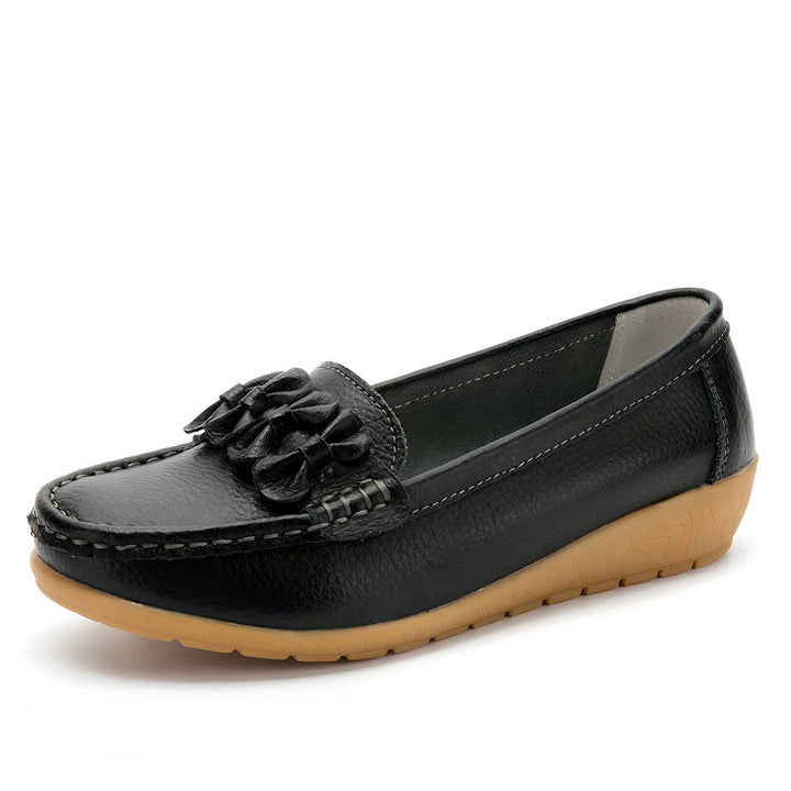 Mocassin noir pour femme, en cuir texturé, avec une fleur décorative sur le dessus. Semelle marron clair. Chaussures confortables et élégantes., 45287013613749,45287013646517,45287013679285,45287013712053,45287013744821,45287013777589,45287013810357,45287013843125,45287013875893,45287013908661,45287013941429,45287013974197,45287014006965,45287014039733,45287014072501,45287014105269,45287014138037,45287014170805,45287014203573,45287014236341,45287014269109,45287014301877,45287014334645,45287014367413,4