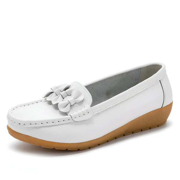 Mocassin blanc en cuir verni pour femme avec nœud décoratif et semelle marron. Chaussure élégante et confortable, idéale pour le quotidien., 45287013613749,45287013646517,45287013679285,45287013712053,45287013744821,45287013777589,45287013810357,45287013843125,45287013875893,45287013908661,45287013941429,45287013974197,45287014006965,45287014039733,45287014072501,45287014105269,45287014138037,45287014170805,45287014203573,45287014236341,45287014269109,45287014301877,45287014334645,45287014367413,4528