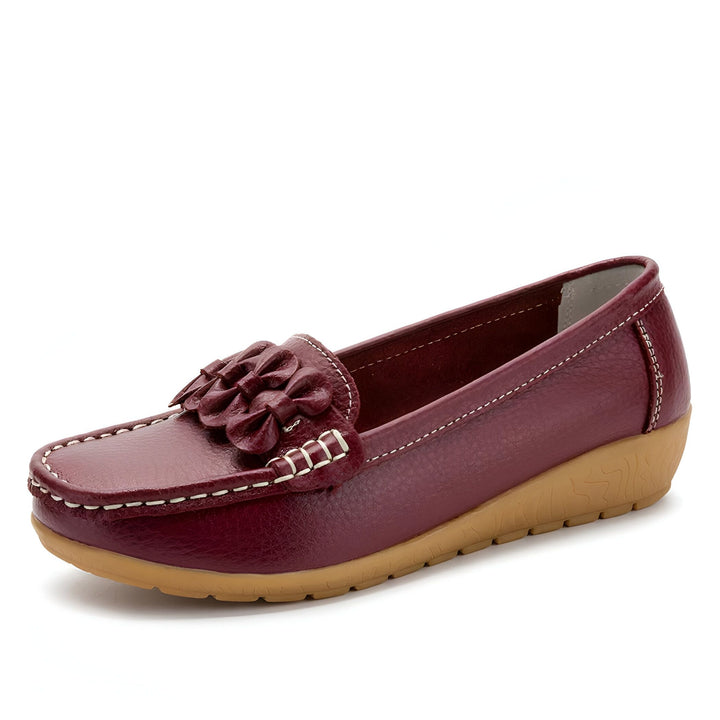 Mocassin bordeaux en cuir avec une fleur décorative sur le dessus. Chaussure décontractée et élégante pour femme. Semelle beige confortable., 45287013613749,45287013646517,45287013679285,45287013712053,45287013744821,45287013777589,45287013810357,45287013843125,45287013875893,45287013908661,45287013941429,45287013974197,45287014006965,45287014039733,45287014072501,45287014105269,45287014138037,45287014170805,45287014203573,45287014236341,45287014269109,45287014301877,45287014334645,45287014367413,452