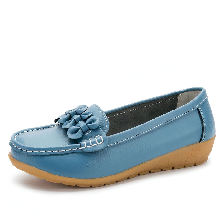 Mocassin bleu en cuir avec détail floral sur le dessus et semelle marron clair. Chaussure confortable et élégante pour femme., 45287013613749,45287013646517,45287013679285,45287013712053,45287013744821,45287013777589,45287013810357,45287013843125,45287013875893,45287013908661,45287013941429,45287013974197,45287014006965,45287014039733,45287014072501,45287014105269,45287014138037,45287014170805,45287014203573,45287014236341,45287014269109,45287014301877,45287014334645,45287014367413,45287014400181,45287