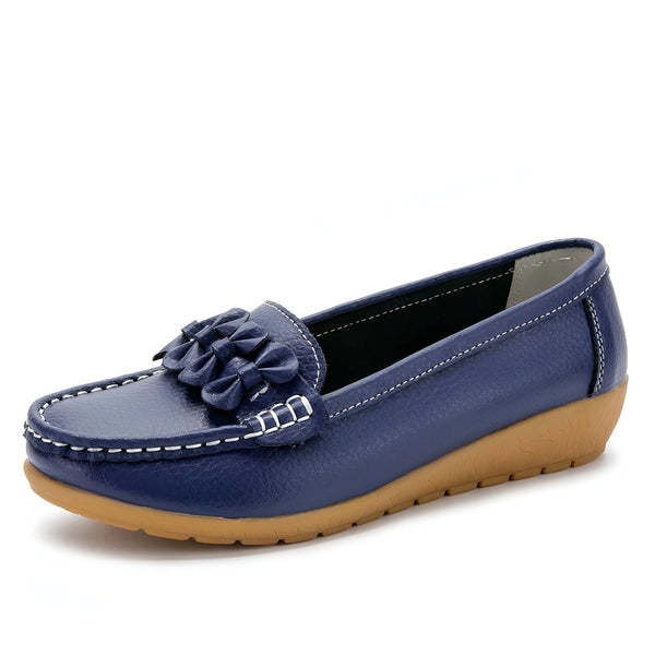 Mocassin bleu marine pour femme, avec un détail floral décoratif sur le dessus. Semelle marron clair. Style décontracté et confortable., 45287013613749,45287013646517,45287013679285,45287013712053,45287013744821,45287013777589,45287013810357,45287013843125,45287013875893,45287013908661,45287013941429,45287013974197,45287014006965,45287014039733,45287014072501,45287014105269,45287014138037,45287014170805,45287014203573,45287014236341,45287014269109,45287014301877,45287014334645,45287014367413,452870144