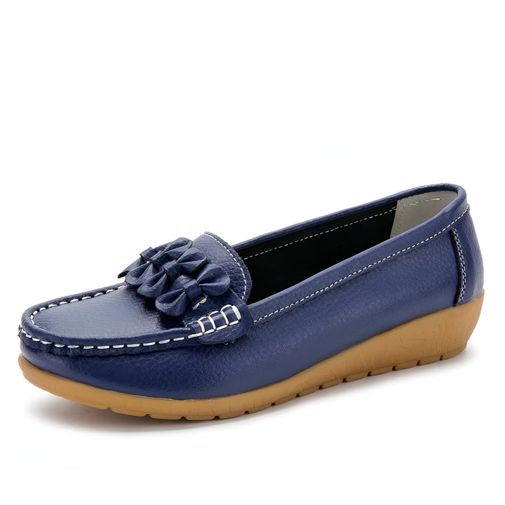 Mocassin bleu marine pour femme, avec un détail floral décoratif sur le dessus. Semelle marron clair. Style décontracté et confortable., 45287013613749,45287013646517,45287013679285,45287013712053,45287013744821,45287013777589,45287013810357,45287013843125,45287013875893,45287013908661,45287013941429,45287013974197,45287014006965,45287014039733,45287014072501,45287014105269,45287014138037,45287014170805,45287014203573,45287014236341,45287014269109,45287014301877,45287014334645,45287014367413,452870144