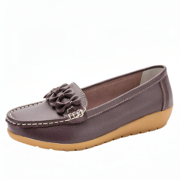 Mocassin marron pour femme avec motif floral décoratif. Chaussure confortable en cuir, idéale pour un look décontracté., 45287016988853,45287017021621,45287017054389,45287017087157,45287017119925,45287017152693,45287017185461,45287017218229,45287017250997,45287017283765