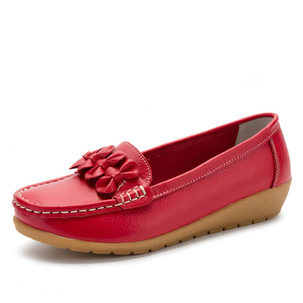 Mocassin rouge en cuir avec une fleur décorative. Chaussure femme confortable et élégante, idéale pour le printemps et l'été. Semelle marron clair., 45287016988853,45287017021621,45287017054389,45287017087157,45287017119925,45287017152693,45287017185461,45287017218229,45287017250997,45287017283765