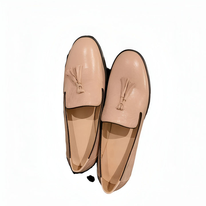 Vue rapprochée d'une paire de mocassins en cuir rose pâle avec des glands. Chaussures élégantes pour femme., 45286787186869,45286787219637,45286787252405,45286787285173,45286787317941,45286787350709,45286787383477,45286787416245,45286787449013,45286787481781,45286787514549,45286787547317,45286787580085,45286787612853