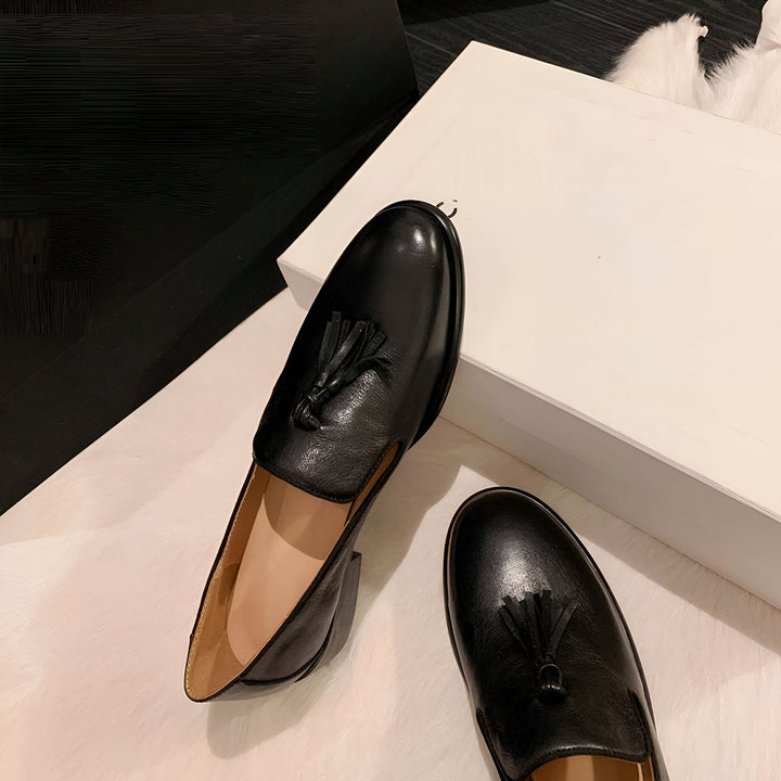 Mocassins noirs en cuir avec glands, élégants et classiques. Chaussures basses pour femmes, parfaites pour un look décontracté ou professionnel. Mode et confort combinés., 45286787186869,45286787219637,45286787252405,45286787285173,45286787317941,45286787350709,45286787383477,45286787416245,45286787449013,45286787481781,45286787514549,45286787547317,45286787580085,45286787612853