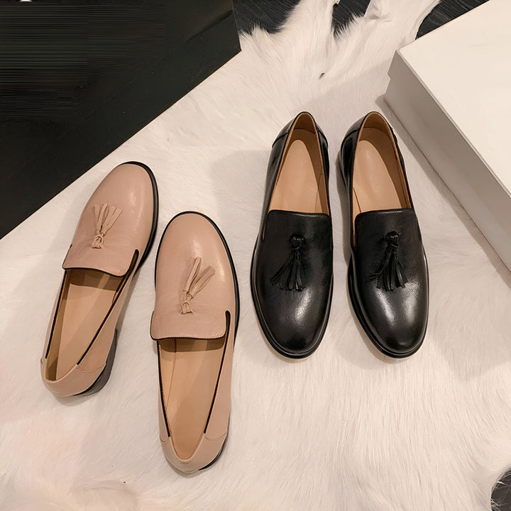 Mocassins à glands en cuir beige et noir, élégants et confortables, sur un tapis en fausse fourrure blanche. Chaussures pour femmes, style décontracté chic., 45286787186869,45286787219637,45286787252405,45286787285173,45286787317941,45286787350709,45286787383477,45286787416245,45286787449013,45286787481781,45286787514549,45286787547317,45286787580085,45286787612853