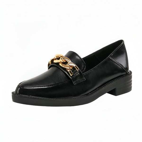 Mocassin noir en cuir avec chaîne dorée sur le dessus. Chaussure élégante pour femme, style classique et tendance., 45286940147893,45286940180661,45286940213429,45286940246197,45286940278965,45286940311733,45286940344501,45286940377269,45286940410037