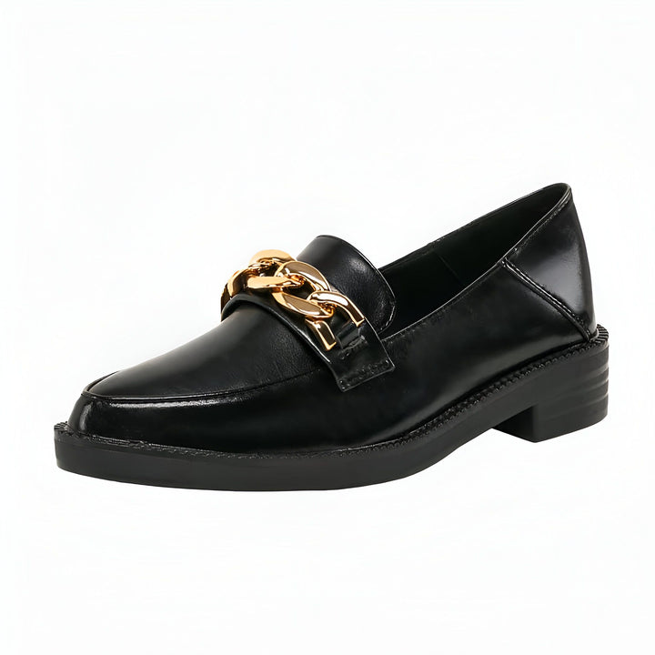 Mocassin noir en cuir avec chaîne dorée sur le dessus. Chaussure élégante pour femme, style classique et tendance., 45286940147893,45286940180661,45286940213429,45286940246197,45286940278965,45286940311733,45286940344501,45286940377269,45286940410037