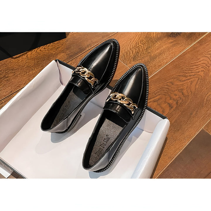 Mocassins noirs brillants pour femmes, avec une chaîne dorée décorative. Chaussures élégantes et confortables, parfaites pour le travail ou une sortie décontractée. Vue rapprochée mettant en valeur le design et la qualité., 45286940147893,45286940180661,45286940213429,45286940246197,45286940278965,45286940311733,45286940344501,45286940377269,45286940410037
