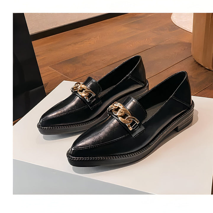 Mocassins noirs élégants avec chaîne dorée décorative. Chaussures classiques en cuir verni, parfaites pour un look chic et confortable. Mode femme, chaussures de ville., 45286940147893,45286940180661,45286940213429,45286940246197,45286940278965,45286940311733,45286940344501,45286940377269,45286940410037