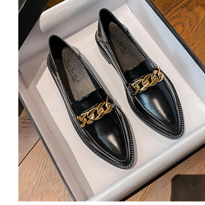 Mocassins noirs élégants pour femmes, avec une chaîne dorée décorative. Chaussures de ville confortables et tendance, parfaites pour un look chic et professionnel. Style classique revisité., 45286940147893,45286940180661,45286940213429,45286940246197,45286940278965,45286940311733,45286940344501,45286940377269,45286940410037