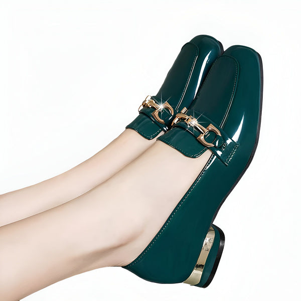 Gros plan de mocassins vernis vert émeraude portés, avec ornements dorés, reflétant un style élégant et moderne. Chaussures pour femmes, mode et accessoires., 45287066173621,45287066206389,45287066239157,45287066271925,45287066304693,45287066337461,45287066370229,45287066402997,45287066435765,45287066468533,45287066501301,45287066534069,45287066566837,45287066599605,45287066632373,45287066665141,45287066697909,45287066730677,45287066763445,45287066796213,45287066828981,45287066861749,45287066894517,