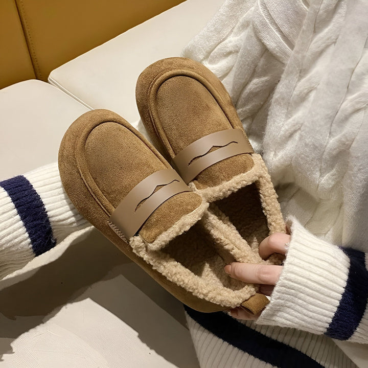 Chaussons d'intérieur marron en suédine avec doublure en fausse fourrure. Design mocassin avec détail bride décorative. Idéal pour un confort douillet à la maison., 45286657556661,45286657589429,45286657622197,45286657654965,45286657687733,45286657720501,45286657753269,45286657786037,45286657818805,45286657851573,45286657884341,45286657917109,45286657949877,45286657982645,45286658015413,45286658048181,45286658080949,45286658113717,45286658146485,45286658179253,45286658212021