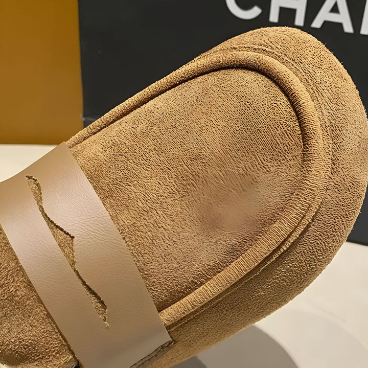 Gros plan d'une chaussure en daim marron clair avec une bride en cuir ornée d'une découpe abstraite. Le design est simple mais élégant, évoquant un style confortable et décontracté., 45286657556661,45286657589429,45286657622197,45286657654965,45286657687733,45286657720501,45286657753269,45286657786037,45286657818805,45286657851573,45286657884341,45286657917109,45286657949877,45286657982645,45286658015413,45286658048181,45286658080949,45286658113717,45286658146485,45286658179253,45286658212021