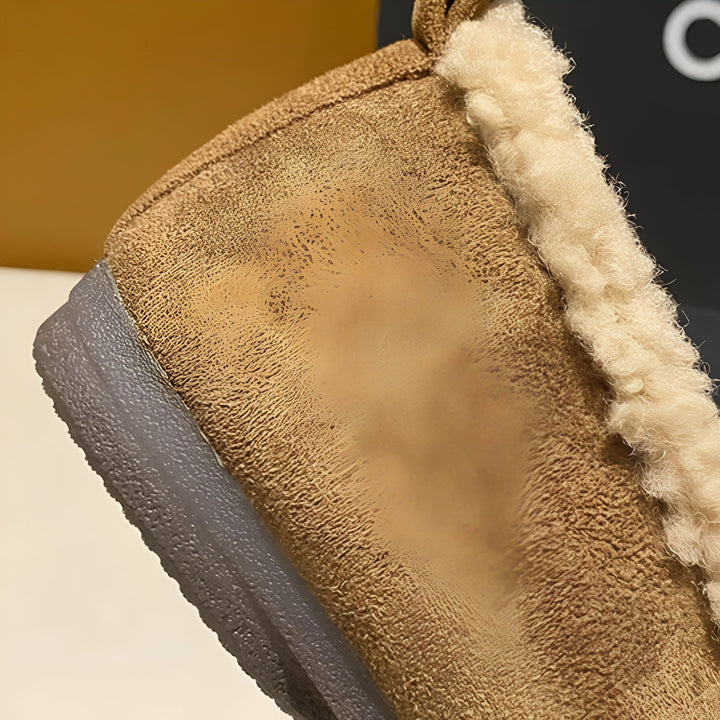 Gros plan d'une botte marron en daim avec garniture en fausse fourrure. Détail de la texture douce et du confort. Chaussure d'hiver élégante et douillette., 45286657556661,45286657589429,45286657622197,45286657654965,45286657687733,45286657720501,45286657753269,45286657786037,45286657818805,45286657851573,45286657884341,45286657917109,45286657949877,45286657982645,45286658015413,45286658048181,45286658080949,45286658113717,45286658146485,45286658179253,45286658212021