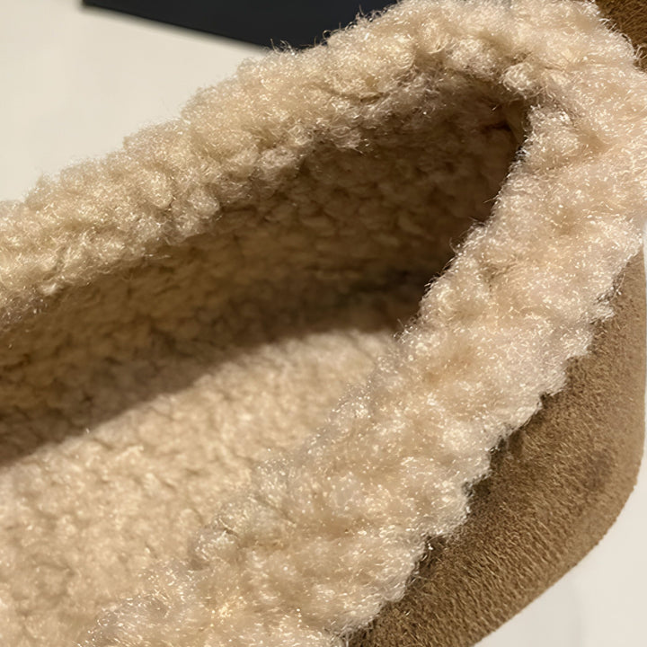 Gros plan sur l'intérieur d'une chaussure beige doublée en laine moutonnée couleur crème. Texture douce et chaude., 45286657556661,45286657589429,45286657622197,45286657654965,45286657687733,45286657720501,45286657753269,45286657786037,45286657818805,45286657851573,45286657884341,45286657917109,45286657949877,45286657982645,45286658015413,45286658048181,45286658080949,45286658113717,45286658146485,45286658179253,45286658212021