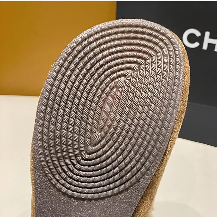 Gros plan sur la semelle d'une chaussure beige avec des rainures concentriques en forme d'ovale. Semelle antidérapante, adhérence assurée. Idéale pour la marche et le confort., 45286657556661,45286657589429,45286657622197,45286657654965,45286657687733,45286657720501,45286657753269,45286657786037,45286657818805,45286657851573,45286657884341,45286657917109,45286657949877,45286657982645,45286658015413,45286658048181,45286658080949,45286658113717,45286658146485,45286658179253,45286658212021