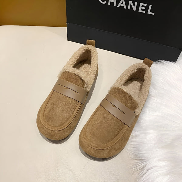 Mocassins femme marron en suède avec doublure en fausse fourrure beige et bride décorative. Chaussures d'intérieur confortables et élégantes, parfaites pour l'hiver., 45286657556661,45286657589429,45286657622197,45286657654965,45286657687733,45286657720501,45286657753269,45286657786037,45286657818805,45286657851573,45286657884341,45286657917109,45286657949877,45286657982645,45286658015413,45286658048181,45286658080949,45286658113717,45286658146485,45286658179253,45286658212021