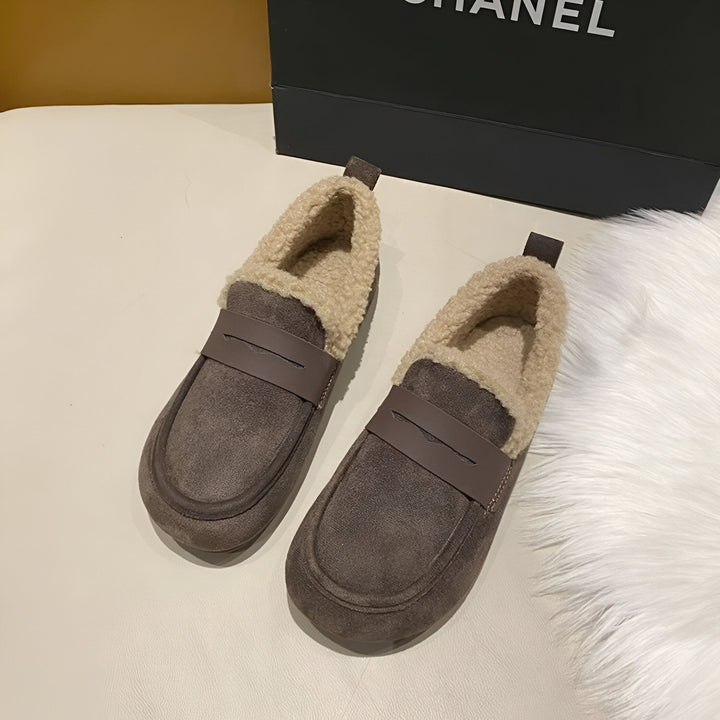 Mocassins d'hiver marron doublés de fausse fourrure crème. Chaussures plates décontractées avec bride ton sur ton. Boîte noire Chanel en arrière-plan., 45286657556661,45286657589429,45286657622197,45286657654965,45286657687733,45286657720501,45286657753269,45286657786037,45286657818805,45286657851573,45286657884341,45286657917109,45286657949877,45286657982645,45286658015413,45286658048181,45286658080949,45286658113717,45286658146485,45286658179253,45286658212021
