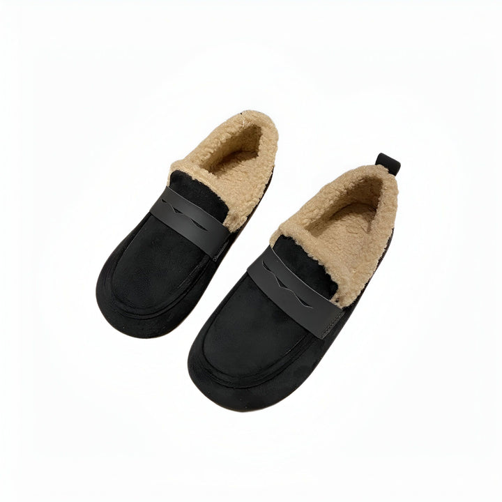 Image de deux mocassins noirs doublés de fausse fourrure beige, avec une bande noire sur le dessus de la chaussure. Chaussures confortables et chaudes, idéales pour l'hiver. Mode décontractée., 45286657556661,45286657589429,45286657622197,45286657654965,45286657687733,45286657720501,45286657753269,45286657786037,45286657818805,45286657851573,45286657884341,45286657917109,45286657949877,45286657982645,45286658015413,45286658048181,45286658080949,45286658113717,45286658146485,45286658179253,452866582120