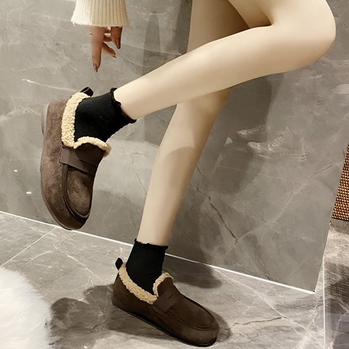 Chaussures marron style mocassins avec doublure en fausse fourrure portées avec des chaussettes noires à volants. Chaussures tendance pour femmes., 45286657556661,45286657589429,45286657622197,45286657654965,45286657687733,45286657720501,45286657753269,45286657786037,45286657818805,45286657851573,45286657884341,45286657917109,45286657949877,45286657982645,45286658015413,45286658048181,45286658080949,45286658113717,45286658146485,45286658179253,45286658212021