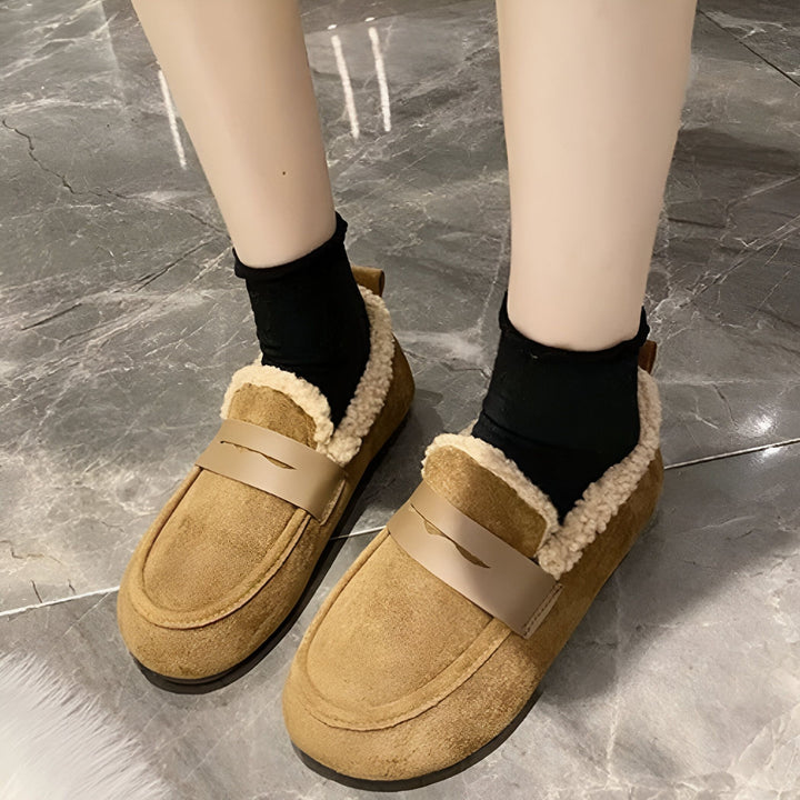 Vue rapprochée de mocassins d'hiver marron doublés de fausse fourrure portés avec des chaussettes noires courtes sur un sol carrelé., 45286657556661,45286657589429,45286657622197,45286657654965,45286657687733,45286657720501,45286657753269,45286657786037,45286657818805,45286657851573,45286657884341,45286657917109,45286657949877,45286657982645,45286658015413,45286658048181,45286658080949,45286658113717,45286658146485,45286658179253,45286658212021