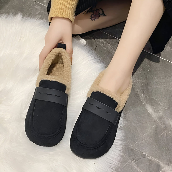 Mocassins noirs doublés de fausse fourrure beige, portés par une femme assise sur un tapis blanc duveteux. Chaussures confortables et tendance pour l'hiver., 45286657556661,45286657589429,45286657622197,45286657654965,45286657687733,45286657720501,45286657753269,45286657786037,45286657818805,45286657851573,45286657884341,45286657917109,45286657949877,45286657982645,45286658015413,45286658048181,45286658080949,45286658113717,45286658146485,45286658179253,45286658212021