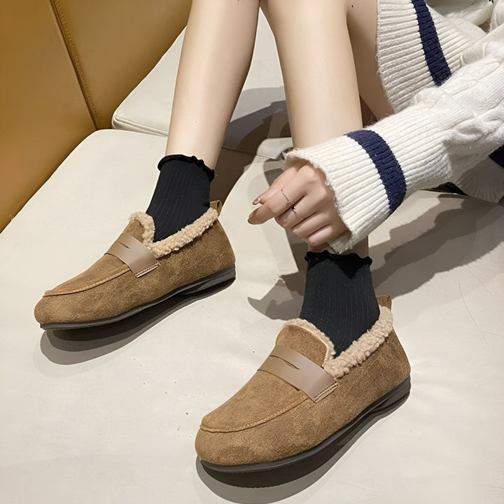 Mocassins marron confortables avec doublure en fausse fourrure, portés avec des chaussettes noires à volants. Détail de style et confort pour les pieds., 45286657556661,45286657589429,45286657622197,45286657654965,45286657687733,45286657720501,45286657753269,45286657786037,45286657818805,45286657851573,45286657884341,45286657917109,45286657949877,45286657982645,45286658015413,45286658048181,45286658080949,45286658113717,45286658146485,45286658179253,45286658212021