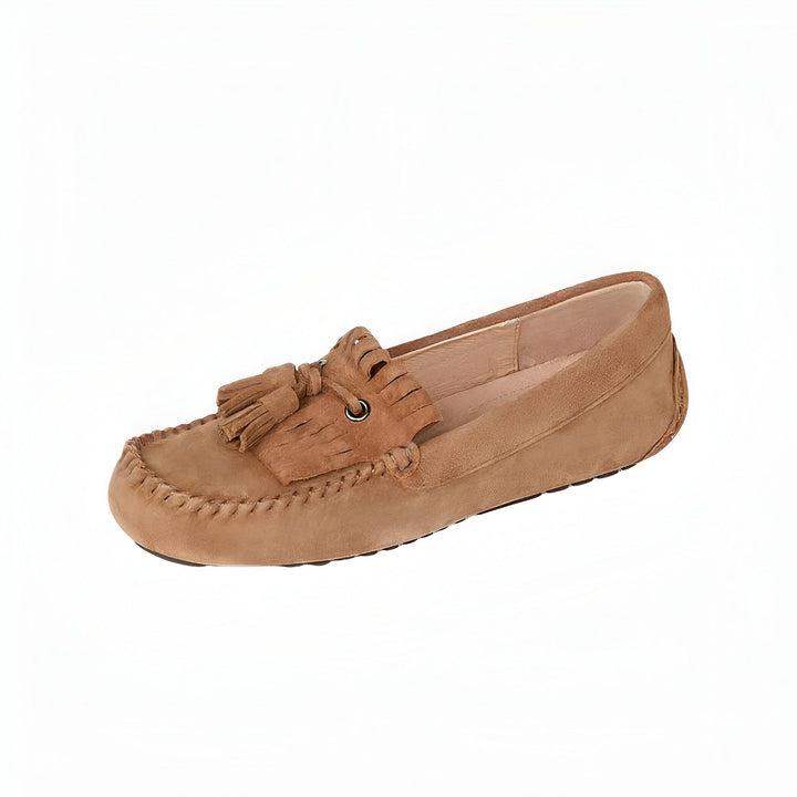 Mocassin en daim marron clair pour femme. Chaussure plate et confortable avec une pampille décorative sur le dessus. Style décontracté et élégant pour le quotidien., 45287006306485,45287006339253,45287006372021,45287006404789,45287006437557,45287006470325,45287006503093,45287006535861,45287006568629,45287006601397,45287006634165,45287006666933
