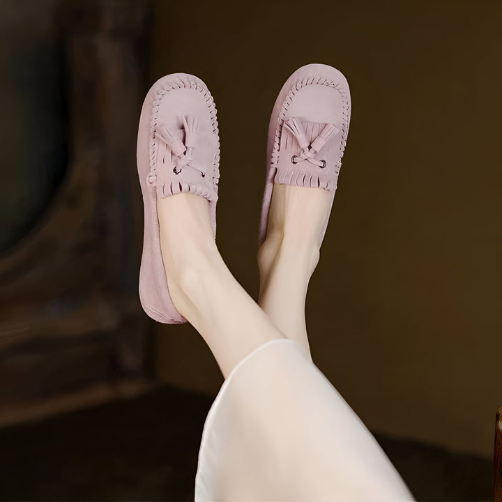 Image de pieds chaussés de mocassins roses avec des franges, vus du dessus. Chaussures élégantes et confortables., 45287006306485,45287006339253,45287006372021,45287006404789,45287006437557,45287006470325,45287006503093,45287006535861,45287006568629,45287006601397,45287006634165,45287006666933