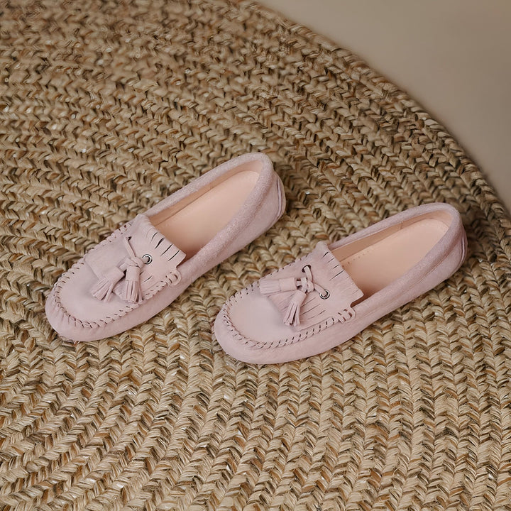 Mocassins roses en daim, avec des glands, présentés sur un tapis en fibres naturelles. Chaussures pour femmes, style décontracté et confortable. Mode féminine, chaussures d'été., 45287006306485,45287006339253,45287006372021,45287006404789,45287006437557,45287006470325,45287006503093,45287006535861,45287006568629,45287006601397,45287006634165,45287006666933