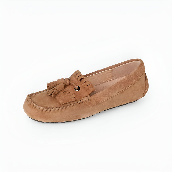 Mocassin en daim marron clair avec pompons décoratifs sur le dessus. Chaussure confortable et élégante pour femme., 45287006306485,45287006339253,45287006372021,45287006404789,45287006437557,45287006470325,45287006503093,45287006535861,45287006568629,45287006601397,45287006634165,45287006666933