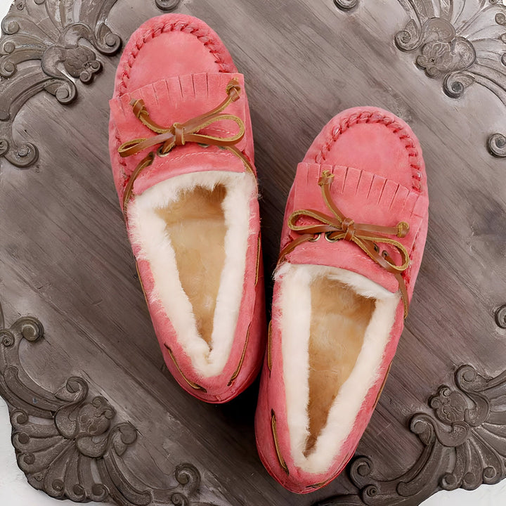 Mocassins roses en daim avec doublure en fausse fourrure blanche et lacets décoratifs en cuir marron. Chaussons confortables et chauds pour l'intérieur., 45286990676149,45286990708917,45286990741685,45286990774453,45286990807221,45286990839989,45286990872757,45286990905525,45286990938293,45286990971061,45286991003829,45286991036597,45286991069365,45286991102133,45286991134901,45286991167669,45286991200437,45286991233205,45286991265973,45286991298741,45286991331509,45286991364277,45286991397045,452869914