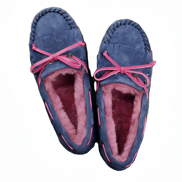 Mocassins bleus en daim avec doublure rose pelucheuse et lacets roses. Chaussures d'intérieur confortables et élégantes., 45286990676149,45286990708917,45286990741685,45286990774453,45286990807221,45286990839989,45286990872757,45286990905525,45286990938293,45286990971061,45286991003829,45286991036597,45286991069365,45286991102133,45286991134901,45286991167669,45286991200437,45286991233205,45286991265973,45286991298741,45286991331509,45286991364277,45286991397045,45286991429813,45286991462581,4528699149