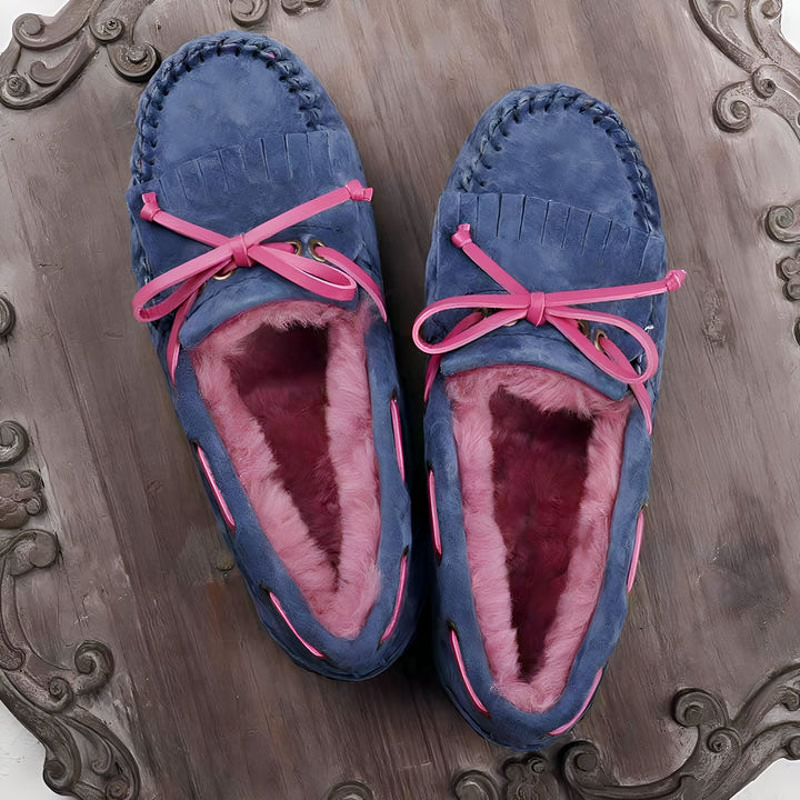 Mocassins bleus en daim avec doublure rose et lacets en satin rose sur une planche en bois décorée. Chaussures confortables et élégantes pour femmes., 45286990676149,45286990708917,45286990741685,45286990774453,45286990807221,45286990839989,45286990872757,45286990905525,45286990938293,45286990971061,45286991003829,45286991036597,45286991069365,45286991102133,45286991134901,45286991167669,45286991200437,45286991233205,45286991265973,45286991298741,45286991331509,45286991364277,45286991397045,4528699142