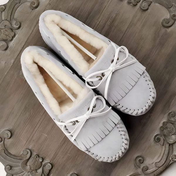 Mocassins d'intérieur gris clair en suède avec franges et rubans décoratifs, doublure en fausse fourrure crème pour plus de confort et de chaleur. Idéaux pour se détendre à la maison avec style., 45286990676149,45286990708917,45286990741685,45286990774453,45286990807221,45286990839989,45286990872757,45286990905525,45286990938293,45286990971061,45286991003829,45286991036597,45286991069365,45286991102133,45286991134901,45286991167669,45286991200437,45286991233205,45286991265973,45286991298741,4528699