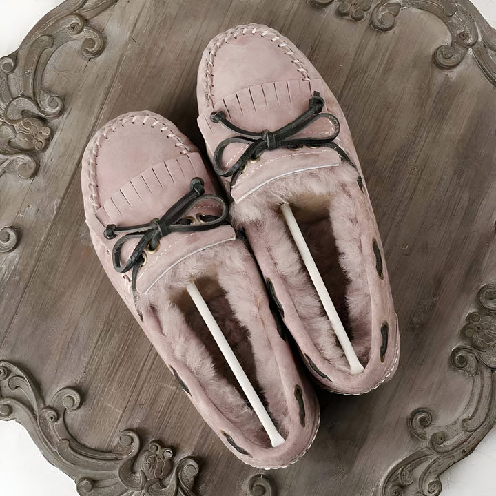 Mocassins roses en daim avec lacets noirs, présentés sur un plateau décoratif. Chaussons confortables avec intérieur en fourrure., 45286990676149,45286990708917,45286990741685,45286990774453,45286990807221,45286990839989,45286990872757,45286990905525,45286990938293,45286990971061,45286991003829,45286991036597,45286991069365,45286991102133,45286991134901,45286991167669,45286991200437,45286991233205,45286991265973,45286991298741,45286991331509,45286991364277,45286991397045,45286991429813,45286991462581,