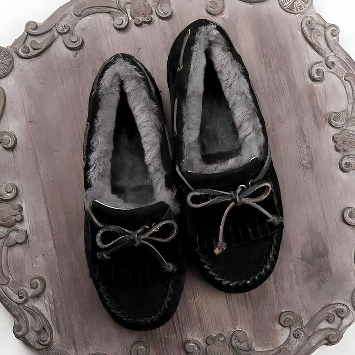Mocassins noirs en suède avec fourrure grise, présentés sur un plateau décoratif. Chaussons confortables avec lacets et franges, parfaits pour l'hiver., 45286990676149,45286990708917,45286990741685,45286990774453,45286990807221,45286990839989,45286990872757,45286990905525,45286990938293,45286990971061,45286991003829,45286991036597,45286991069365,45286991102133,45286991134901,45286991167669,45286991200437,45286991233205,45286991265973,45286991298741,45286991331509,45286991364277,45286991397045,45286991