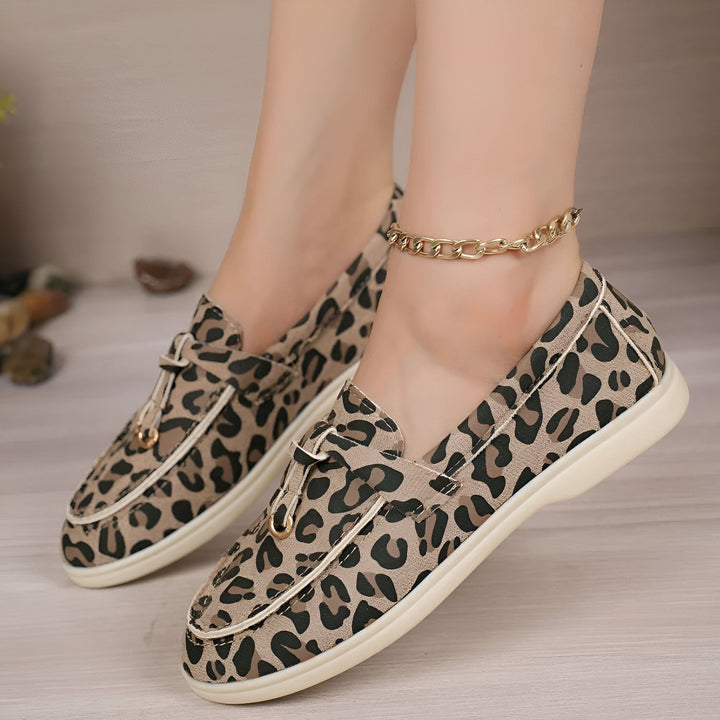 Chaussures plates à motifs léopard portées avec une chaîne de cheville dorée. Mocassins décontractés à imprimé animal., 45286648250549,45286648283317,45286648316085,45286648348853,45286648381621,45286648414389,45286648447157,45286648479925