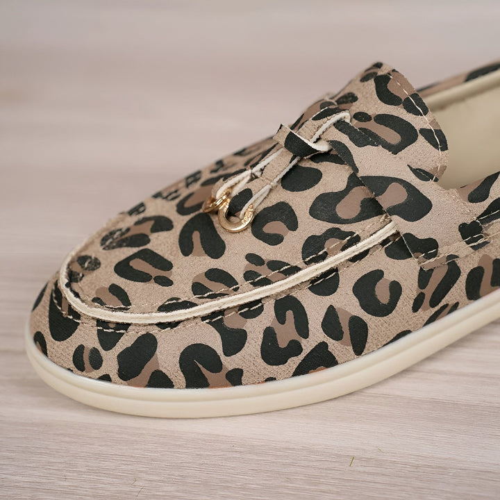 Mocassin femme imprimé léopard beige et marron, orné d'un nœud décoratif doré et de franges. Chaussure confortable et tendance, idéale pour un look décontracté., 45286648250549,45286648283317,45286648316085,45286648348853,45286648381621,45286648414389,45286648447157,45286648479925