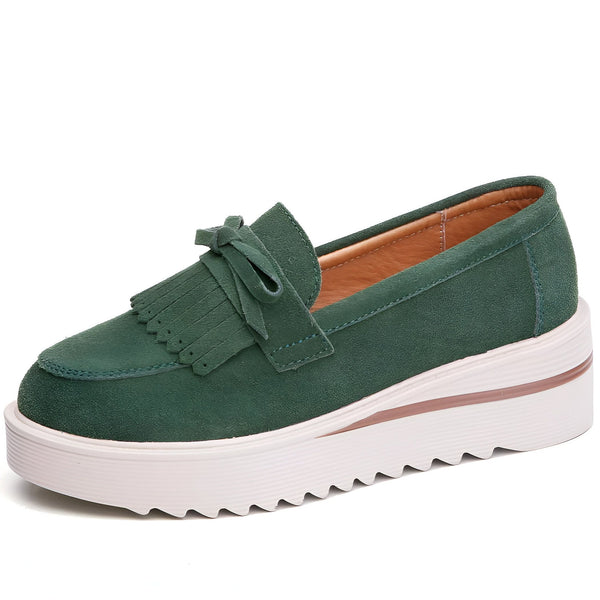 Mocassin vert avec une semelle compensée blanche. Détails tels que des franges et un petit nœud sur le dessus. Chaussure décontractée et confortable, idéale pour un look tendance et pratique., 45287002013877,45287002046645,45287002079413,45287002112181,45287002144949,45287002177717,45287002210485,45287002243253,45287002276021,45287002308789,45287002341557,45287002374325,45287002407093,45287002439861,45287002472629,45287002505397,45287002538165,45287002570933,45287002603701,45287002636469,45287002669