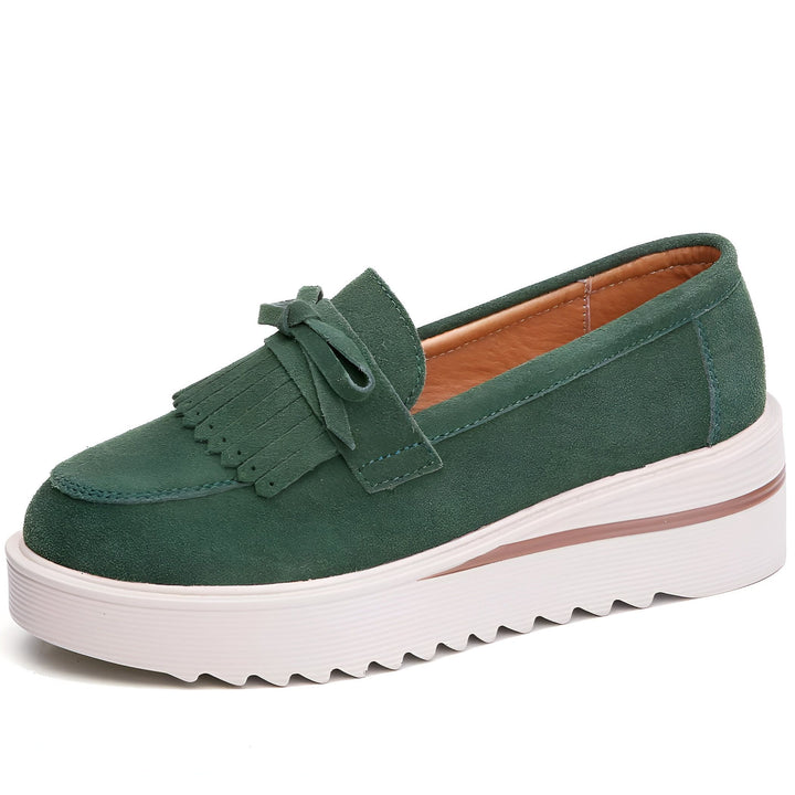 Mocassin vert avec une semelle compensée blanche. Détails tels que des franges et un petit nœud sur le dessus. Chaussure décontractée et confortable, idéale pour un look tendance et pratique., 45287002013877,45287002046645,45287002079413,45287002112181,45287002144949,45287002177717,45287002210485,45287002243253,45287002276021,45287002308789,45287002341557,45287002374325,45287002407093,45287002439861,45287002472629,45287002505397,45287002538165,45287002570933,45287002603701,45287002636469,45287002669