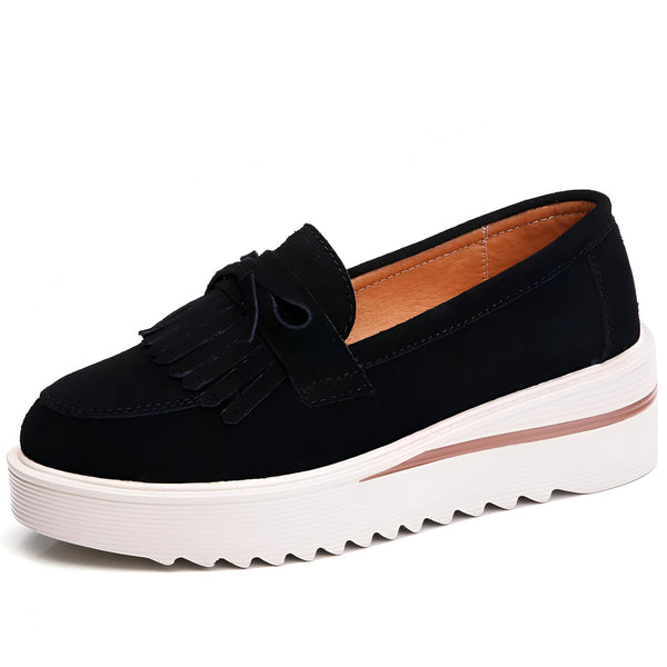 Mocassin femme noir en daim avec semelle compensée blanche. Détail de franges et nœud sur le dessus. Chaussure élégante et confortable., 45287002013877,45287002046645,45287002079413,45287002112181,45287002144949,45287002177717,45287002210485,45287002243253,45287002276021,45287002308789,45287002341557,45287002374325,45287002407093,45287002439861,45287002472629,45287002505397,45287002538165,45287002570933,45287002603701,45287002636469,45287002669237,45287002702005,45287002734773,45287002767541,45287002